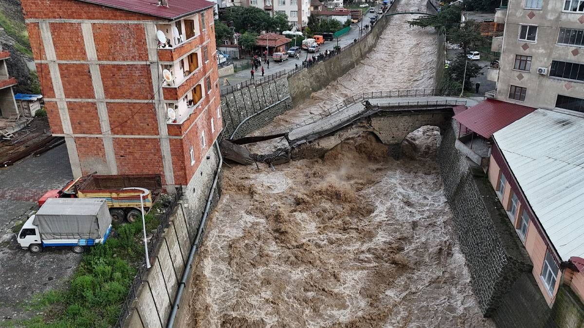  Deviskel Deresi üzerinde bulunan tarihi üç gözlü kesme taş köprü yıkıldı.