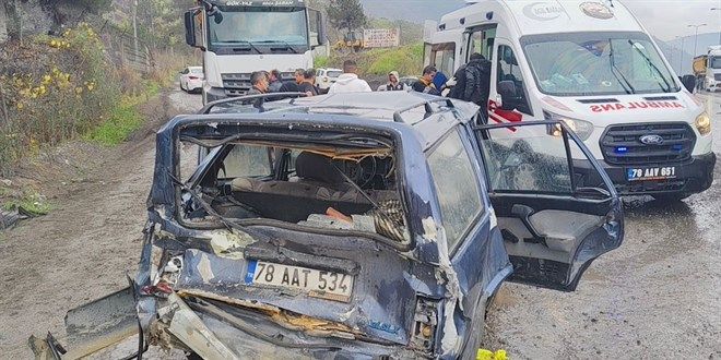 Beton Mikseri ile Otomobil Çarpıştı: 1'i Çocuk 5 Yaralı