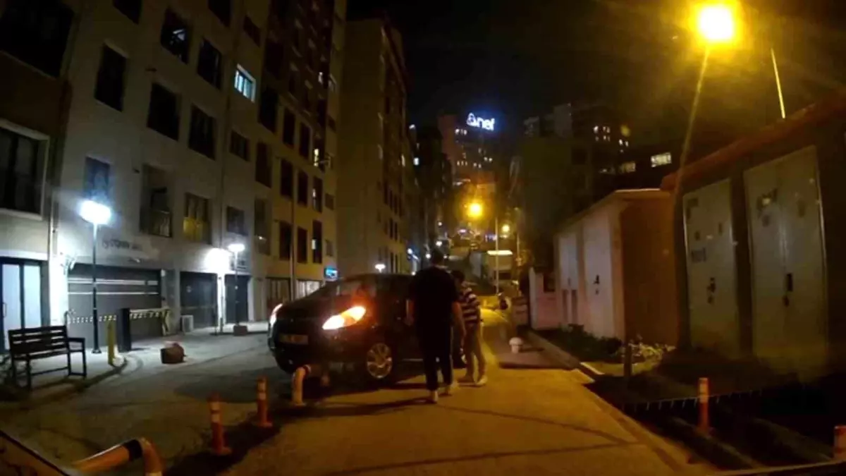 Kağıthane'de Ters Yön Kazası: Bariyer Üstünde Asılı Kaldı!