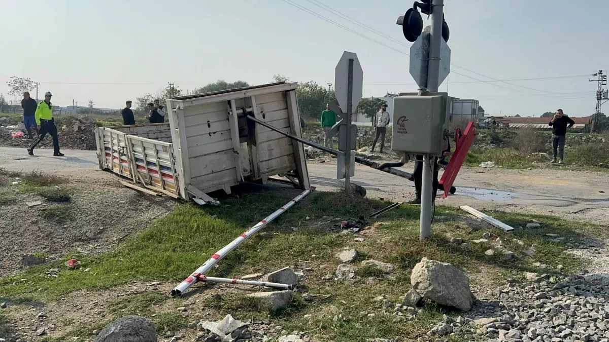 Turgutlu'da Tren Kamyonete Çarptı: Sürücü Ağır Yaralandı, Hayati Tehlikesi Yok