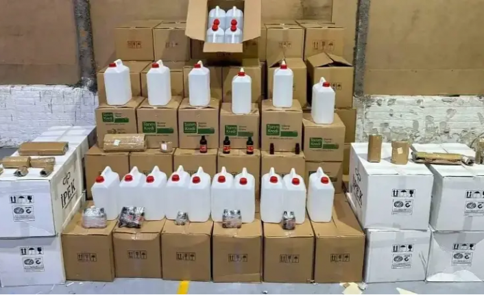 Yılbaşı Öncesi Dev Sahte Alkol Darbesi: Karşıyaka'da 1 Milyon TL'yi Aşan Kaçak Malzeme Ele Geçirildi