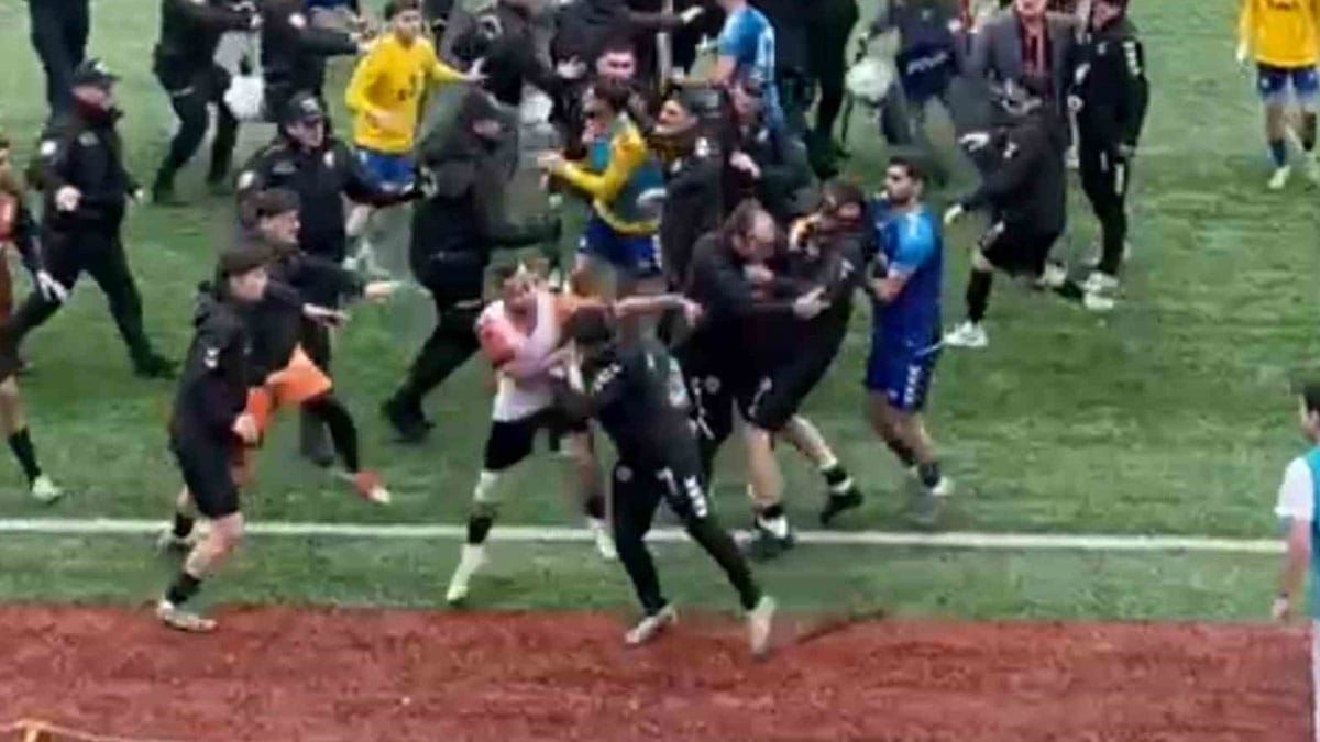 24 Kırmızı Kartla Skandal Karar: Maç Sahası Boks Ringine Döndü