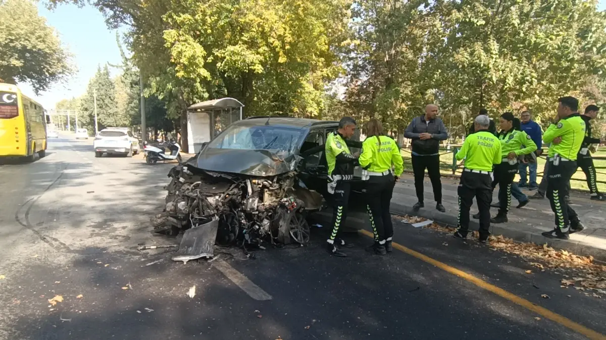 Ağır Yaralı Sürücü Hastaneye Kaldırıldı: Gaziantep'te Korkutan Kaza!