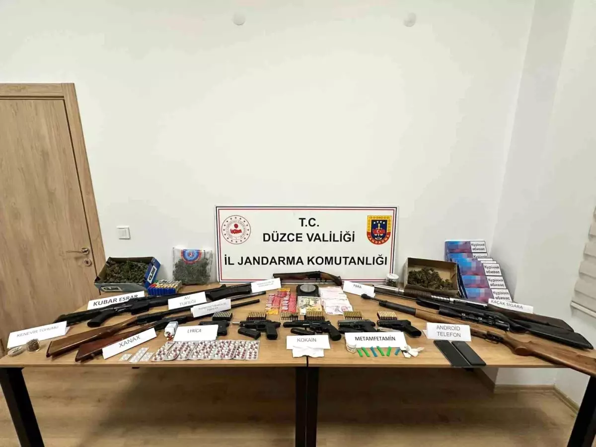 Düzce'de Zehir Tacirlerine Büyük Darbe: Çok Sayıda Madde ve Silah Ele Geçirildi
