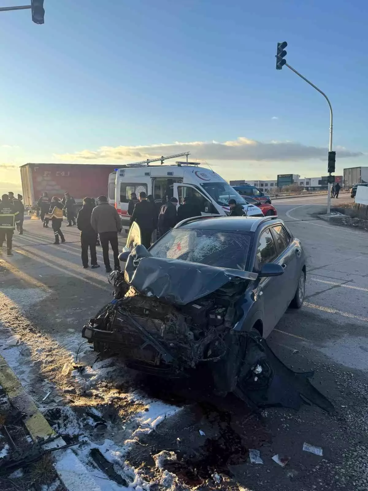Afyonkarahisar'da Servis Aracı ile Otomobil Çarpıştı: 18 Yaralı