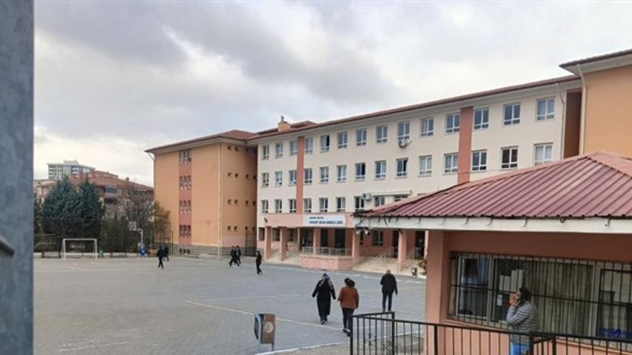 Ankara'da Skandal İddia: Öğretmen Uygunsuz Görüntü Göndermekten Tutuklandı