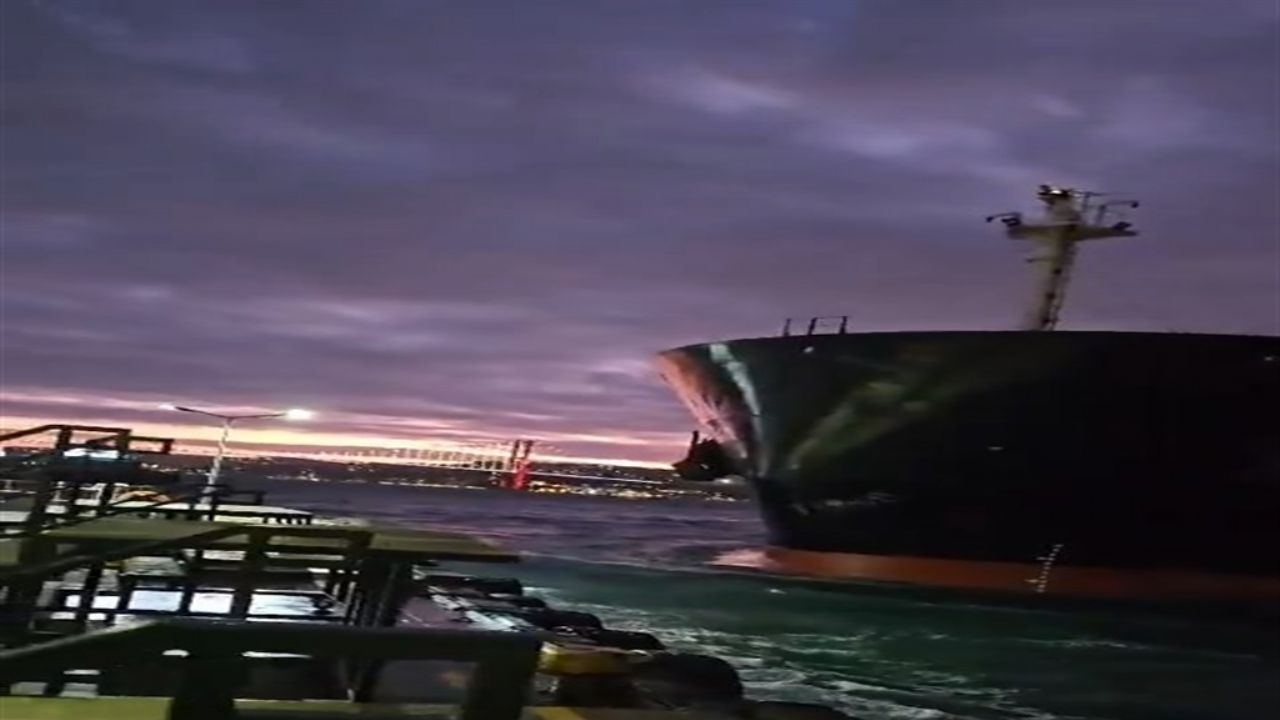 Beşiktaş İskelesinde Korku Dolu Dakikalar: Sürüklenen Gemi Son Anda Durdu