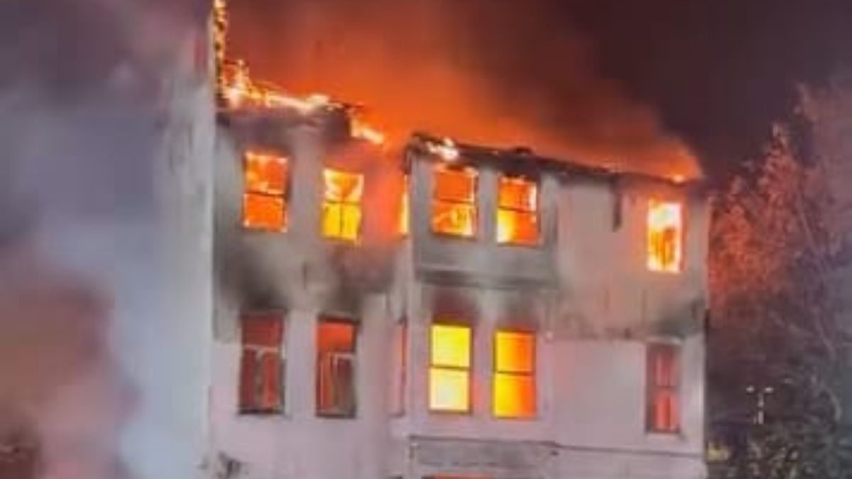 Fatih'te Tarihi Bina Alevlere Teslim Oldu