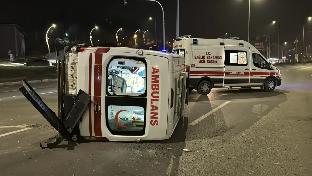 Karabük'te Korkutan Kaza: Ambulans Devrildi