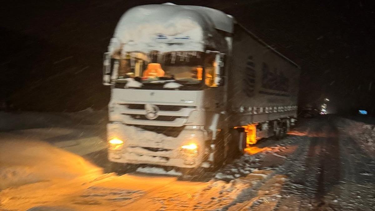 Türkiye'yi Kar Esir Aldı: Kışa Hazırlıksız Tırlar Yolu Kilitledi