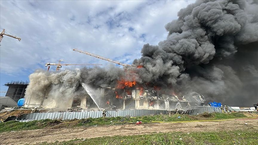 Esenyurt'ta Şantiye Yangını: İşçiler Canını Zor Kurtardı