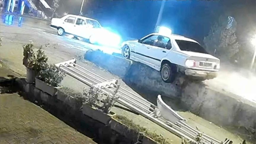 Şehit Ateşe Reşat Bulvarı'nda korkutan kaza: Araç askıda kaldı