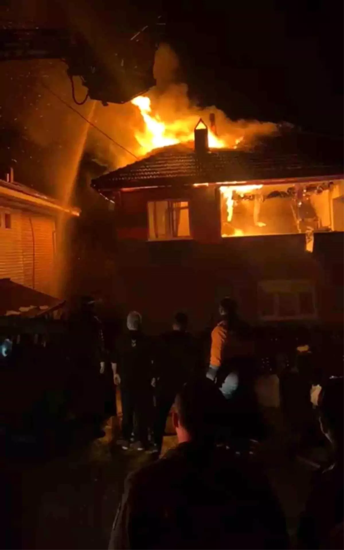 Yenice'de Korkutan Gece: İkinci Katta Başlayan Alevler Çatıyı Sardı