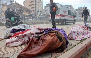 Yakınlarını depremde kaybeden CHP'li Güzelmansur...