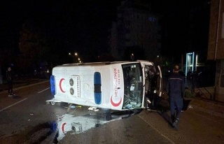 Otomobil Ambulansa Çarptı! 3'ü Sağlık Çalışanı,...