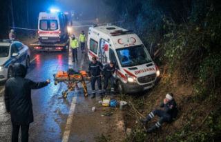 Ambulans şarampole yuvarlandı: 3 sağlık personeli...