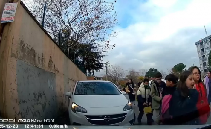 Okul Çıkışında Panik: Aracını Öğrencilerin Üstüne Sürdü