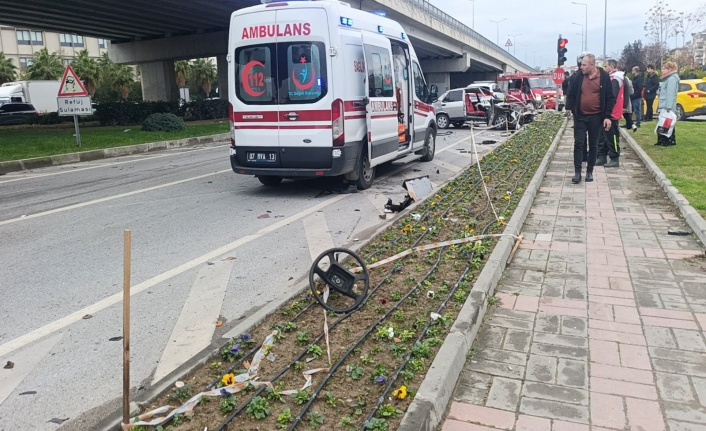 Ambulansa yol verirken hurdaya döndü! 9 yaralı